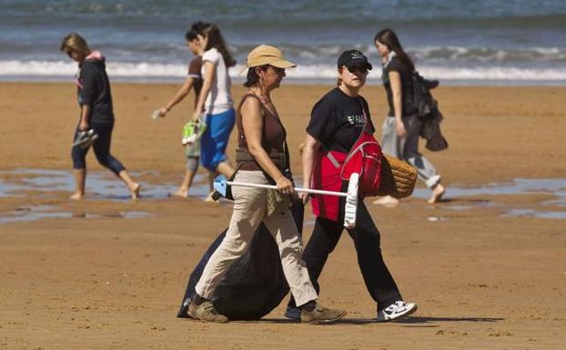 Imagen de archivo de recogida de basura en la playa de Valdearenas. 