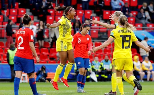 Las jugadoras suecas celebran uno de sus dos goles al equipo chileno. 