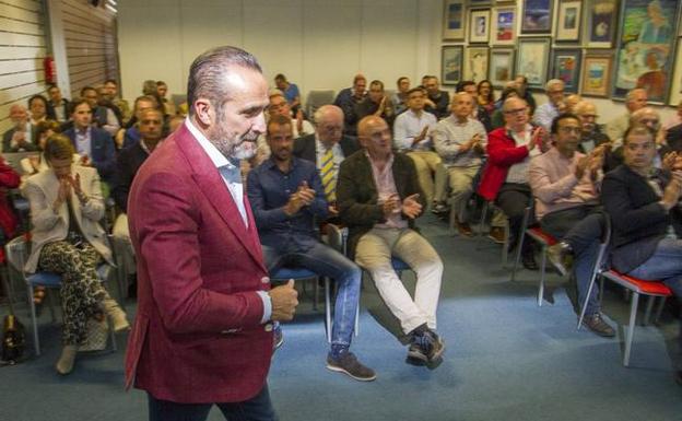 Ángel Pardo, ayer, accediendo al salón de actos de El Diario Montañés, que estuvo abarrotado de público. 