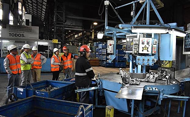 La dirección de Nissan y la representación sindical firman un acuerdo sobre las prejubilaciones en la planta de Los Corrales