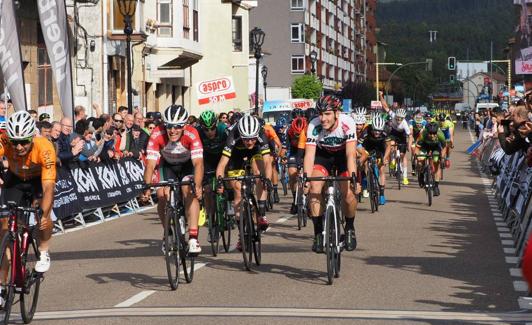 A la derecha, Miguel Ángel Fernandez (Baqué), sexto en la clasificación y nuevo campeón regional sub 23