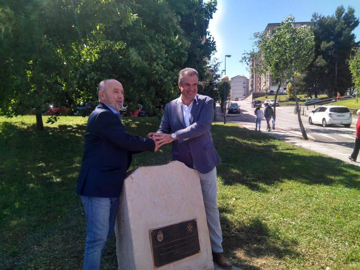 El alcalde en funciones, Francisco Ortiz, inauguró la placa conmemorativa en compañía del presidente de la Hermandad, Ignacio Álvarez