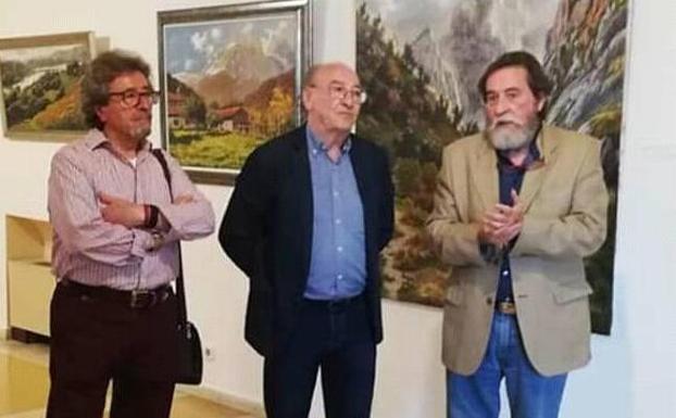 El pintor, en el centro, acompañado de José Gabriel Astudillo, a la derecha y Karfer Eguía, a la izquierda, en la inauguración de la exposición. 