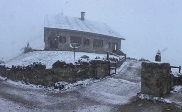 Imagen tomada el martes en el Refugio de Áliva, en el Parque Nacional de Picos de Europa, con una pequeña capa de nieve cubriendo la zona.