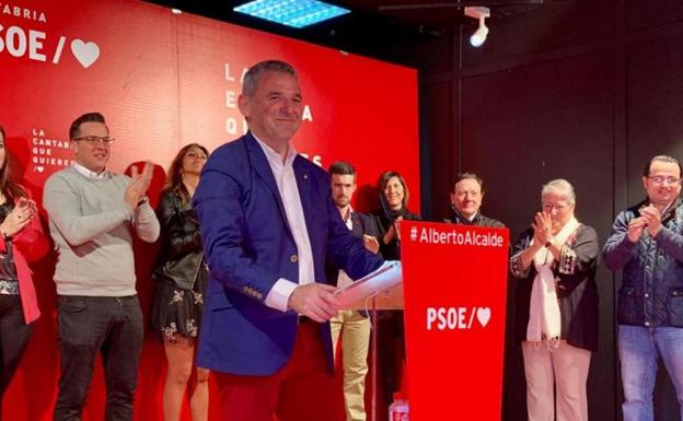 El socialista Alberto garcía en un acto de la campaña electoral.