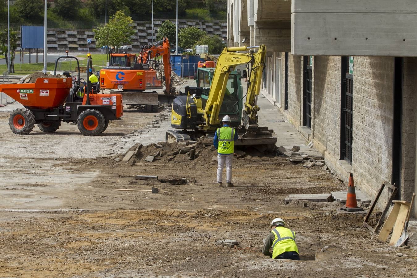 Las máquinas comenzaron ayer a picar y a sanear las aceras y el pavimento del entorno de los Campos de Sport de El Sardinero