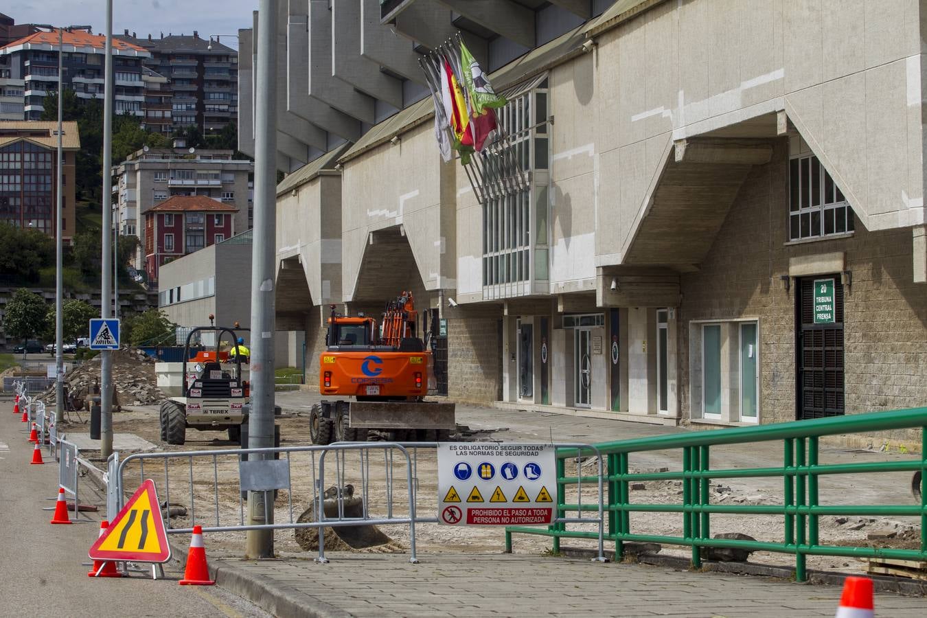 Las máquinas comenzaron ayer a picar y a sanear las aceras y el pavimento del entorno de los Campos de Sport de El Sardinero