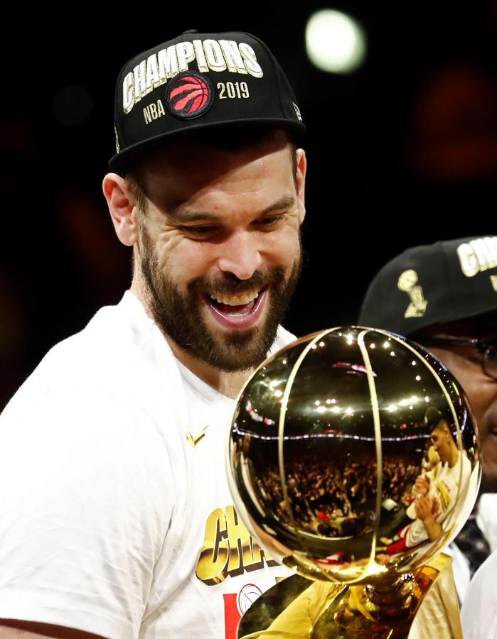 Marc Gasol sostiene el trofeo.