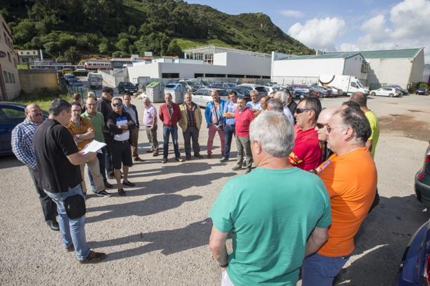 Asamblea de trabajadores de Construcciones VICE, ayer en la obra que están rematando en El Campón (Peñacastillo).