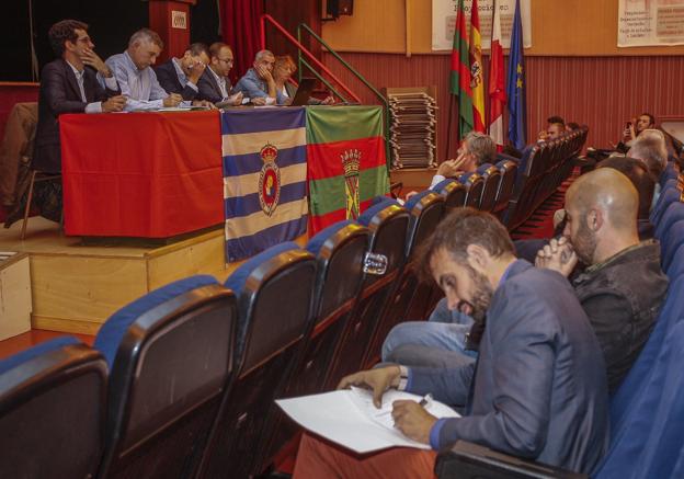 Siro del Barrio, en primer término, ayer en la asamblea extraordinaria de la Gimnástica. :