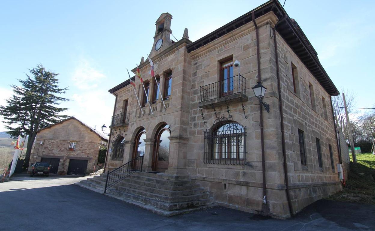 Vista del Ayuntamiento de la Hermandad de Campoo de Suso. 