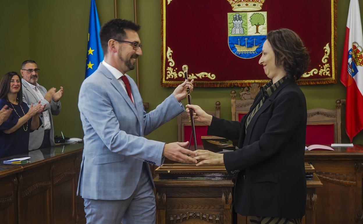 Javier Incera recibe el bastón de mando.