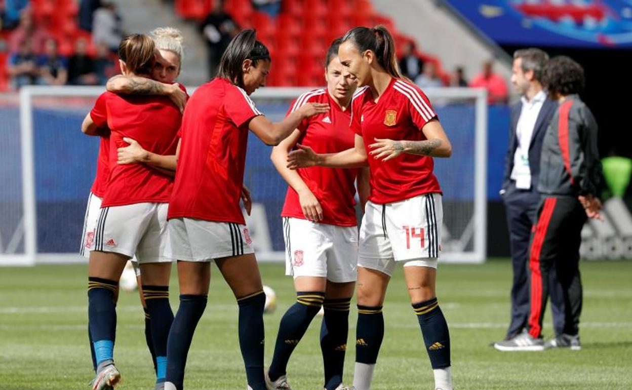 Saludo entre las jugadoras de la selección española femenina de fútbol.