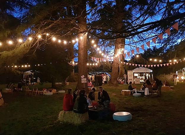 Cuando cae la noche destaca la decoración de luces y la esencia romántica del recinto.