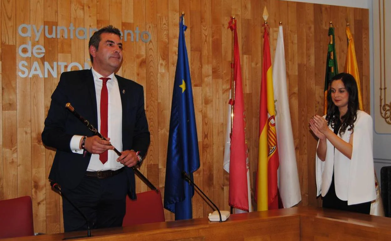 Abascal recibe el bastón como alcalde de Santoña.