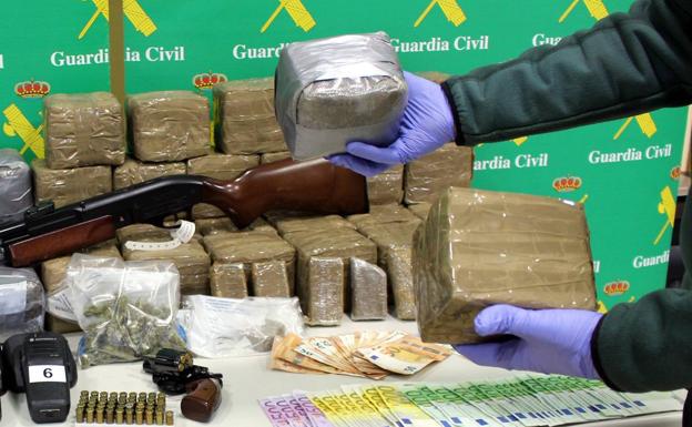 Imagen principal - La Guardia Civil desarticula una organización dedicada al tráfico de droga con destino Cantabria, Francia e Italia