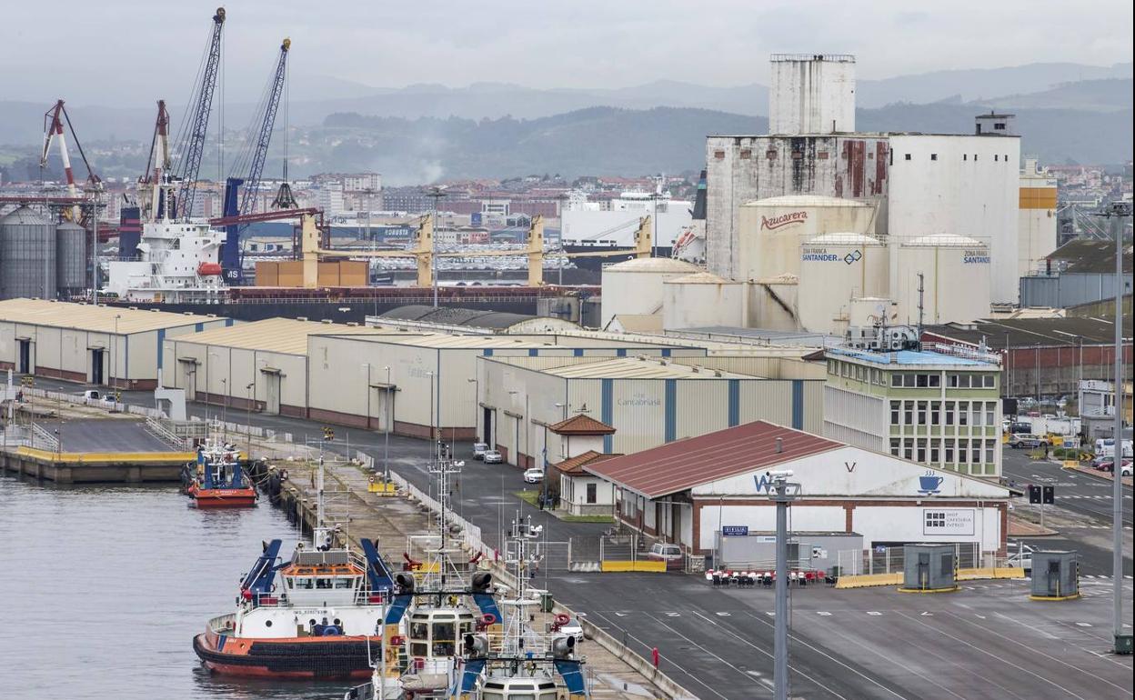 Instalaciones de la Zona Franca en el Puerto de Santander, con los viejos silos en la parte derecha de la imagen. 