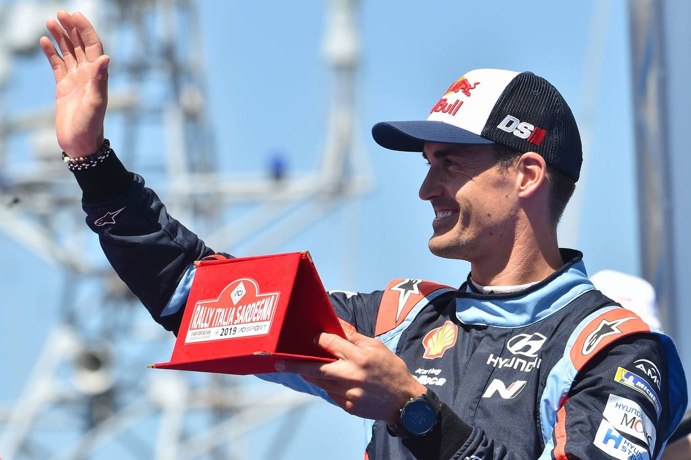 El español Dani Sordo (Hyundai) conquistó este domingo el Rally de Cerdeña luego de aprovechar un problema mecánico del estonio Ott Tänak (Toyota) en la última especial