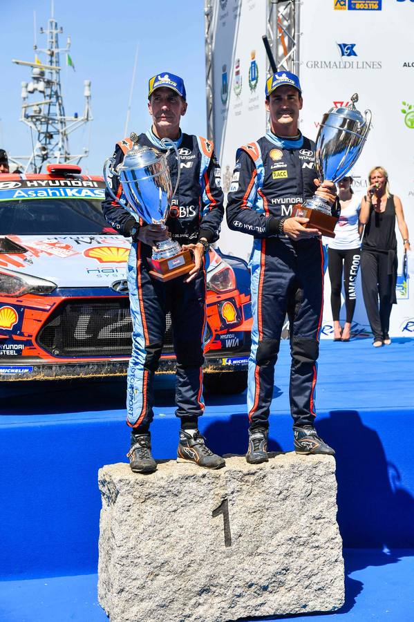 El español Dani Sordo (Hyundai) conquistó este domingo el Rally de Cerdeña luego de aprovechar un problema mecánico del estonio Ott Tänak (Toyota) en la última especial