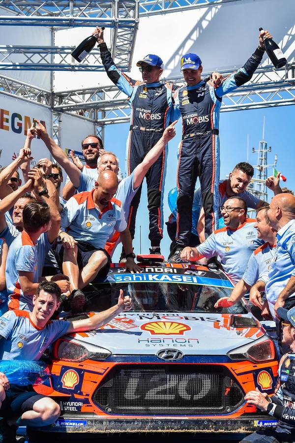 El español Dani Sordo (Hyundai) conquistó este domingo el Rally de Cerdeña luego de aprovechar un problema mecánico del estonio Ott Tänak (Toyota) en la última especial