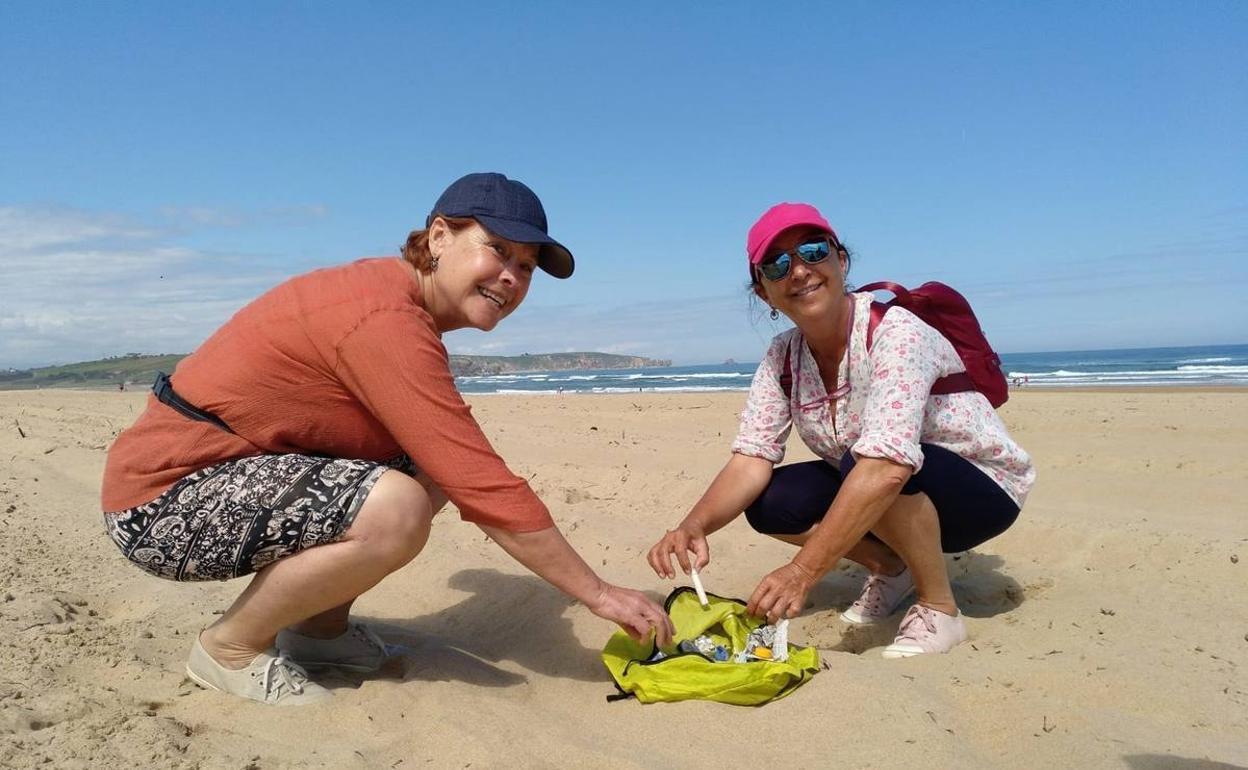 Marisa y Teresa, dos voluntarias, recogen basura en Valdearenas durante la batida de ayer. 