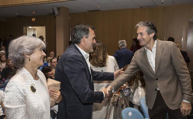 Imagen. El exalcalde Íñigo de la Serna saluda a José Ignacio Quirós