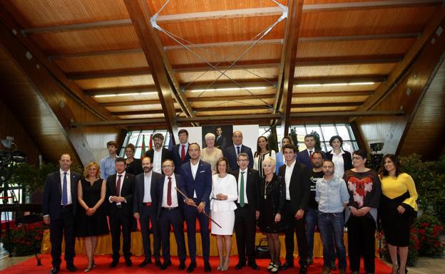 Los 25 integrantes de la nueva corporación municipal de Torrelavega posan al finalizar el acto. 