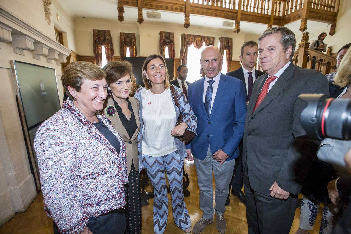 La vicepresidenta del Gobierno en funcionaes ha asistido a la primera jornada de los Cursos de Verano de la Universidad Internacional Menéndez Pelayo (UIMP) en el Palacio de La Magdalena, donde ha mantenido varias reuniones y ha inaugurado un curso: 'Construyendo el presente, diseñando el futuro. Políticas públicas para una sociedad más igualitaria'.