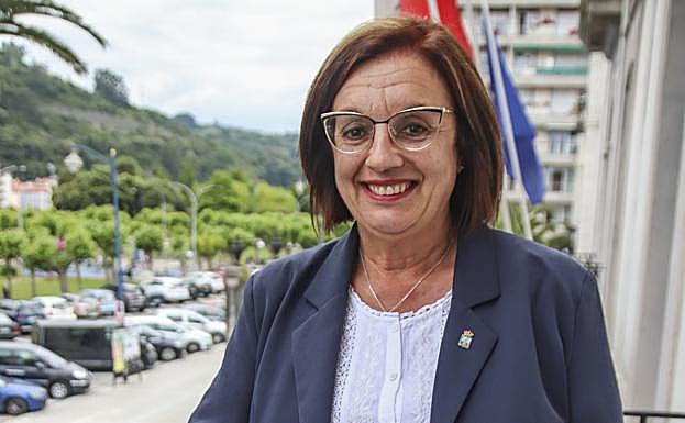 La alcaldesa Charo Losa posa sonriente en el balcón del Ayuntamiento de Laredo. 