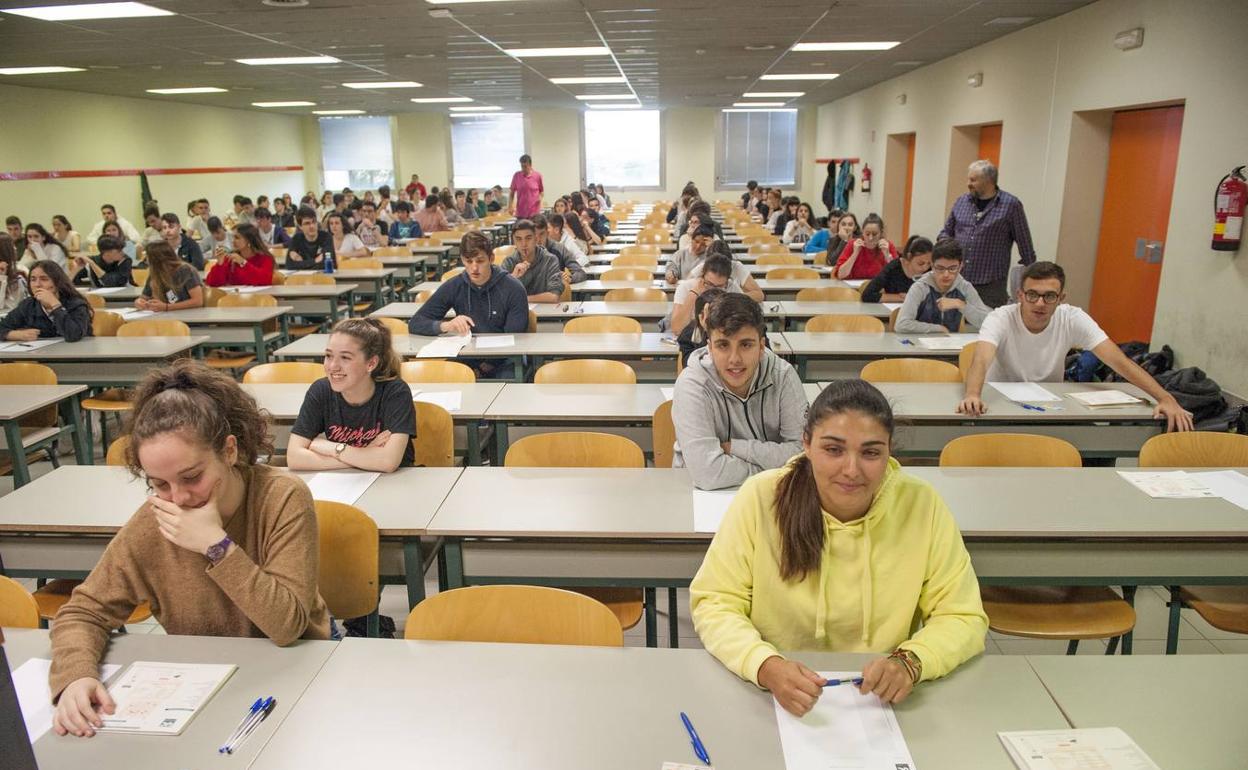 Alumnos examinándose de la EBAU en Santander, el pasado 5 de junio.