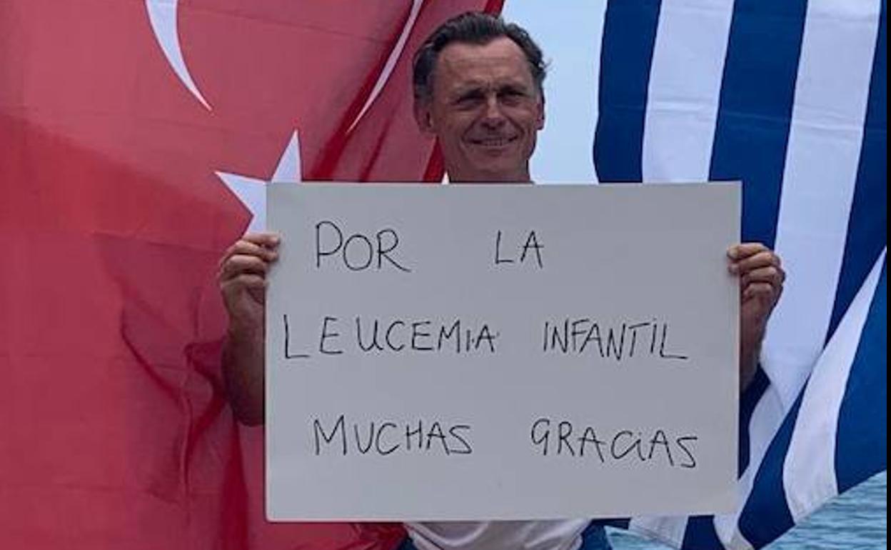 Jacobo, con un cartel tras lograr el reto.