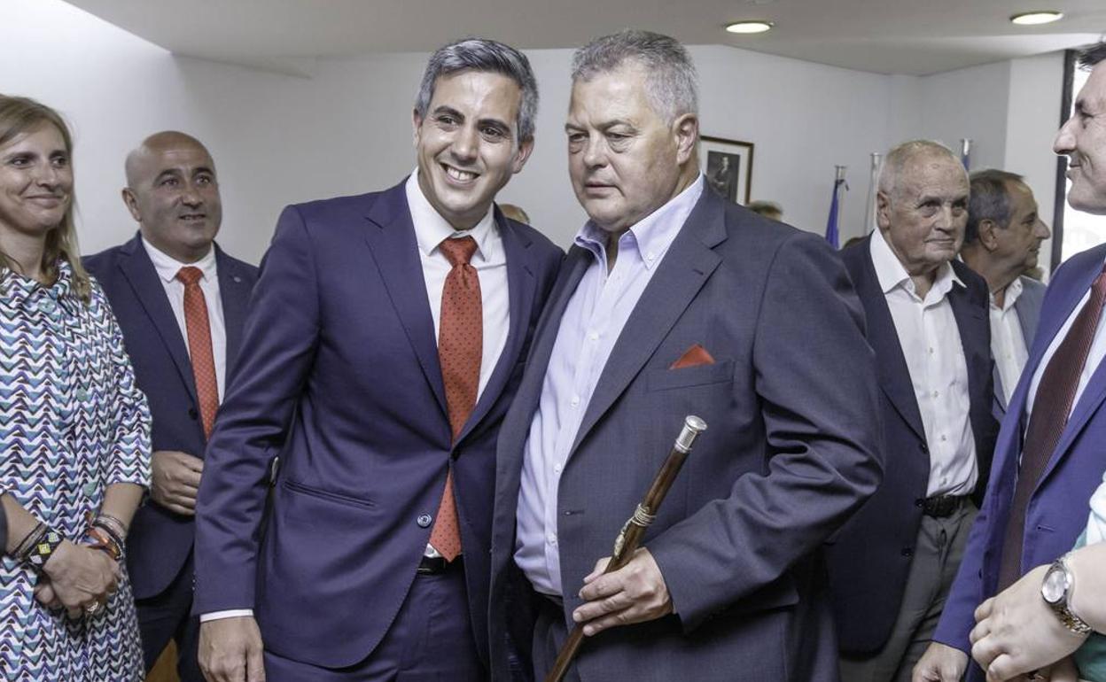 Joaquín Gómez junto a Pablo Zuloaga cuando fue investido alcalde en 2018 