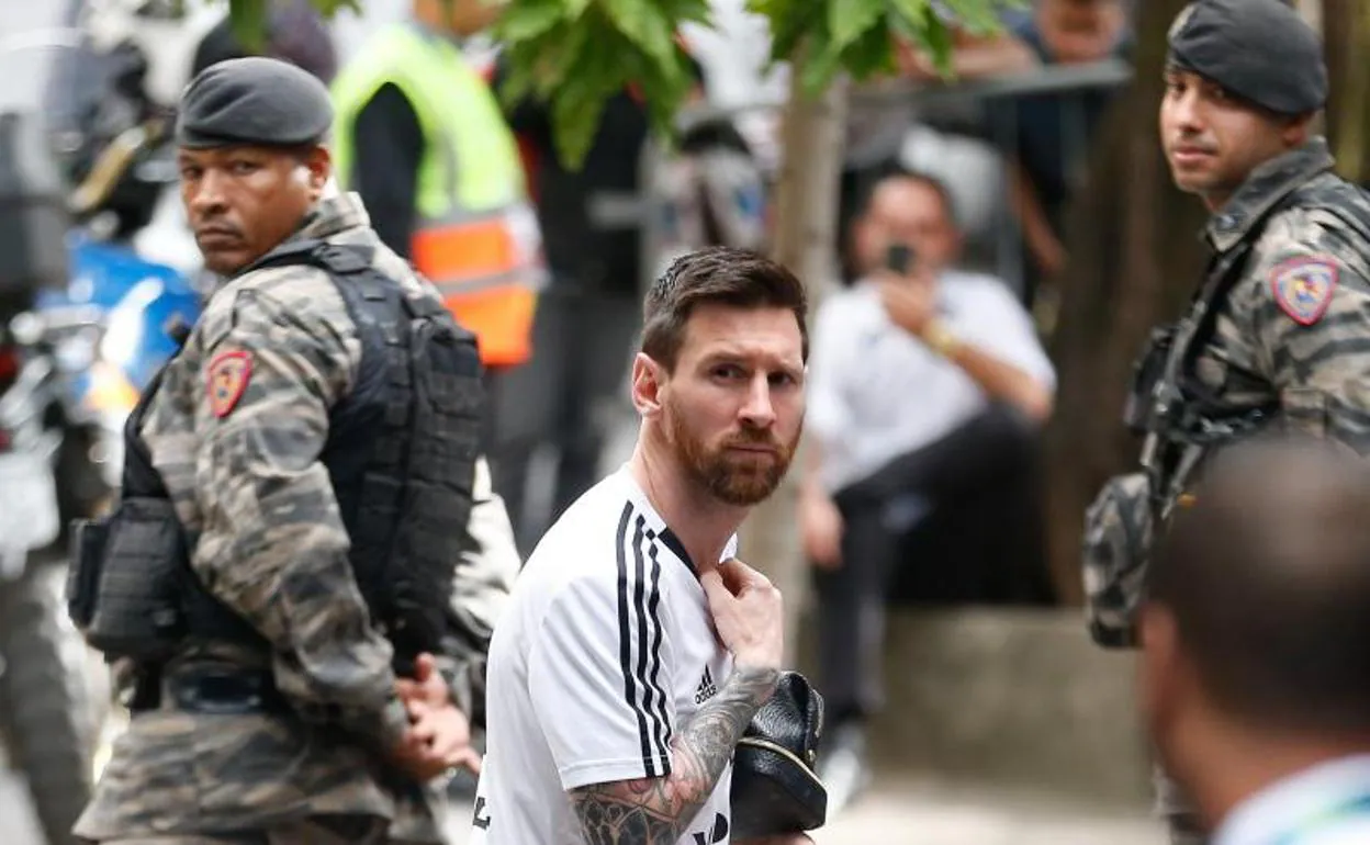 Leo Messi se dirige al hotel de concentración de la selección argentina. 