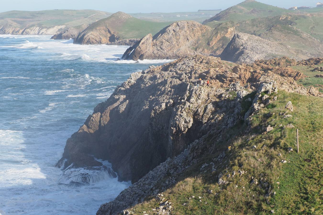 Vista de la rocosa costa de Ubiarco.