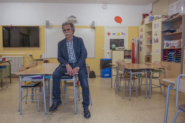 Carlos Rodríguez Pacheco, en una de las aulas del colegio María Sanz de Sautuola, en La Albericia. 