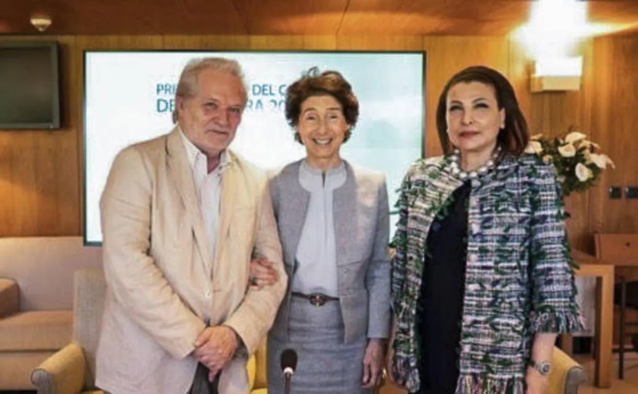 El compositor húngaro Péter Eötvös, junto a la fundadora de la Escuela Reina Sofía, Paloma O'Shea, y la creadora de la organización emiratí Abu Dhabi & Arts Foundation, Huda I.Alkhamis Kanoo