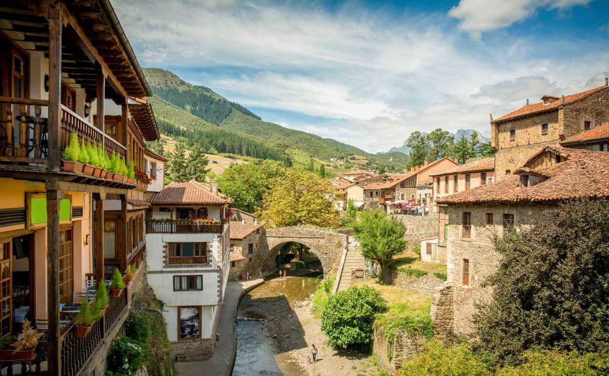 Santillana del Mar y Potes participarán el 22 de junio en la Noche Romántica