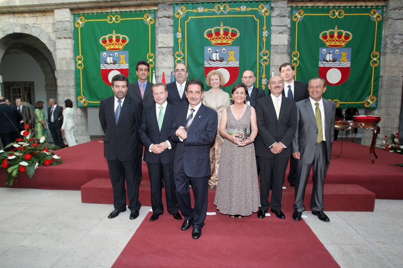 Año 2007. Foto de familia del Gobierno de Revilla en el año 2007.