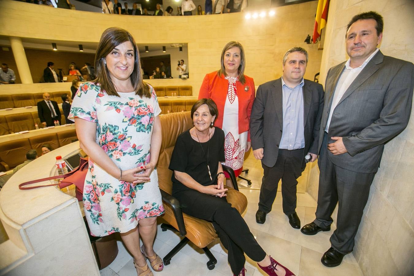 Año 2015. Gorostiaga, rodeada de compañeros de otros partidos en el Parlamento de Cantabria.