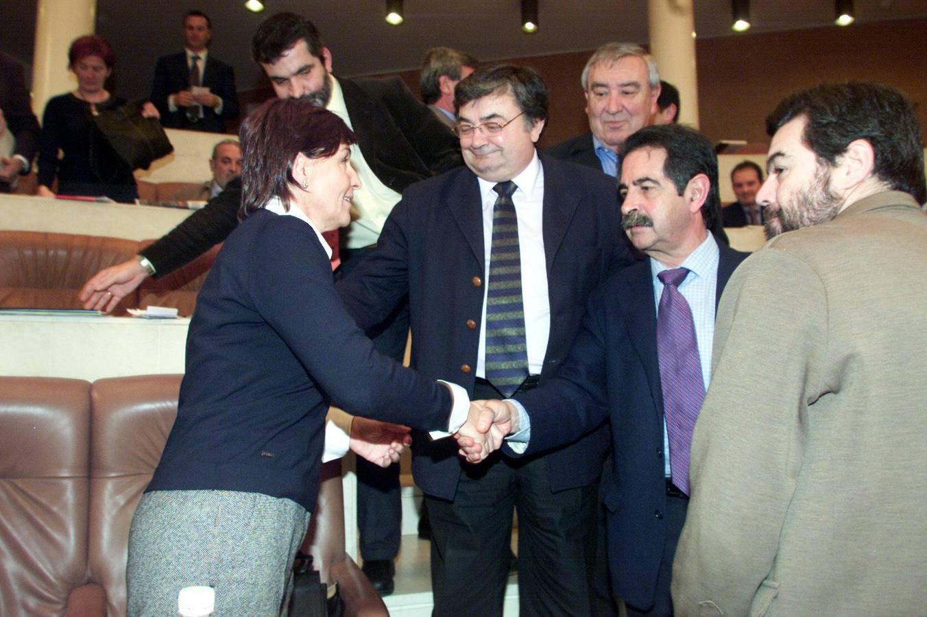 Año 2003. Miguel Angel Revilla y Dolores Gorostiaga se felicitan tras la aprobación de los Presupuestos 2004.