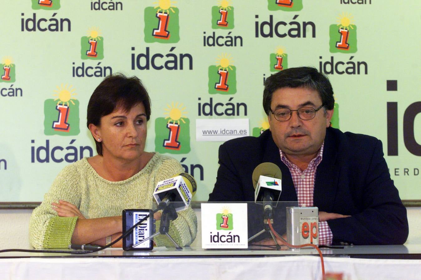 Año 2001. Dolores Gorostiaga, secretaria general del PSOE y Martín Berriolope, de IDCAN.