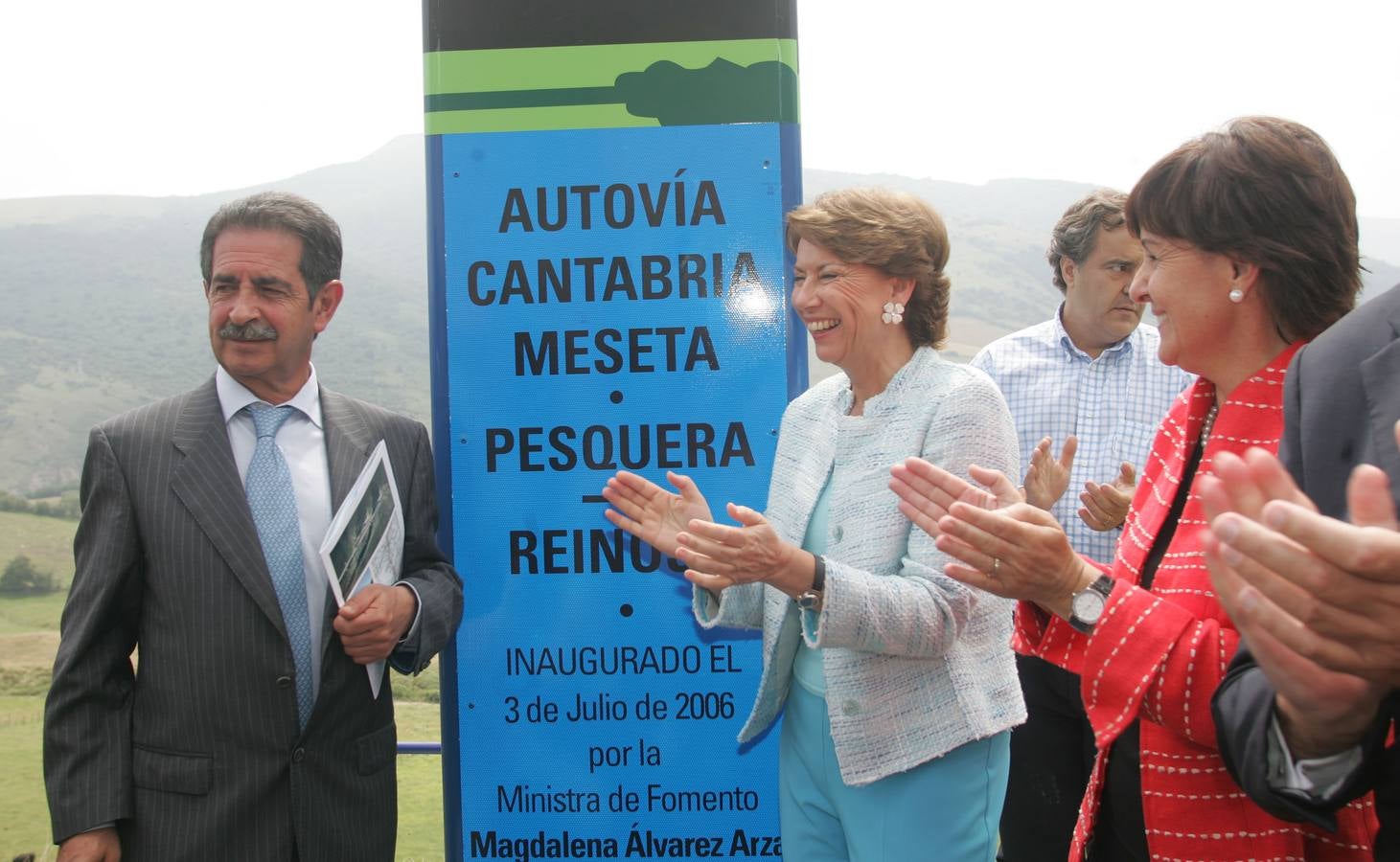 Año 2006. En la inagururación de la autovía de la Meseta, junto a Revilla y la Ministra de Fomento, Magdalena Álvarez.