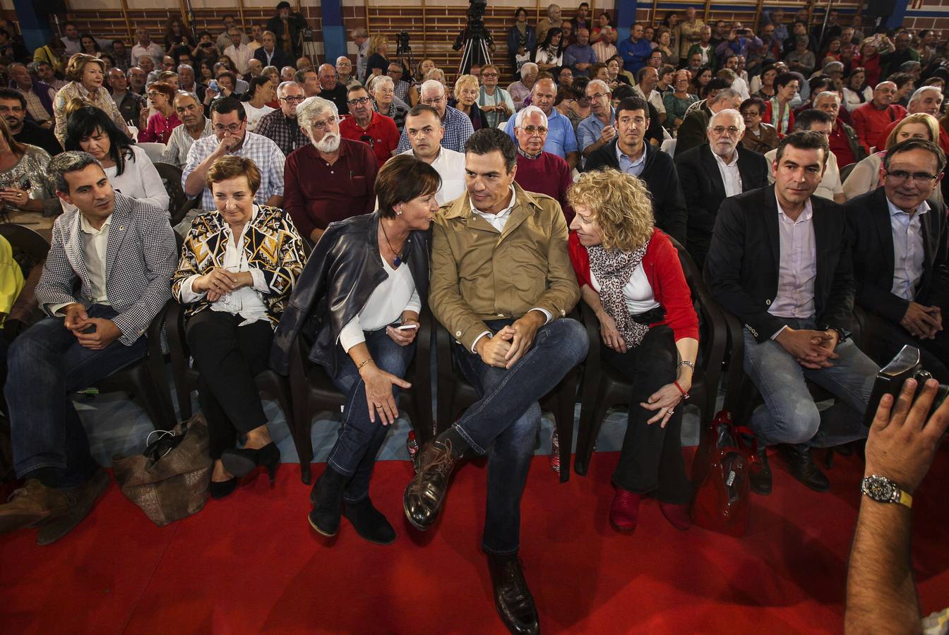 Año 2015. Gorostiaga, junto a Pedro Sánchez y Eva Díaz Tezanosen un acto socialista.