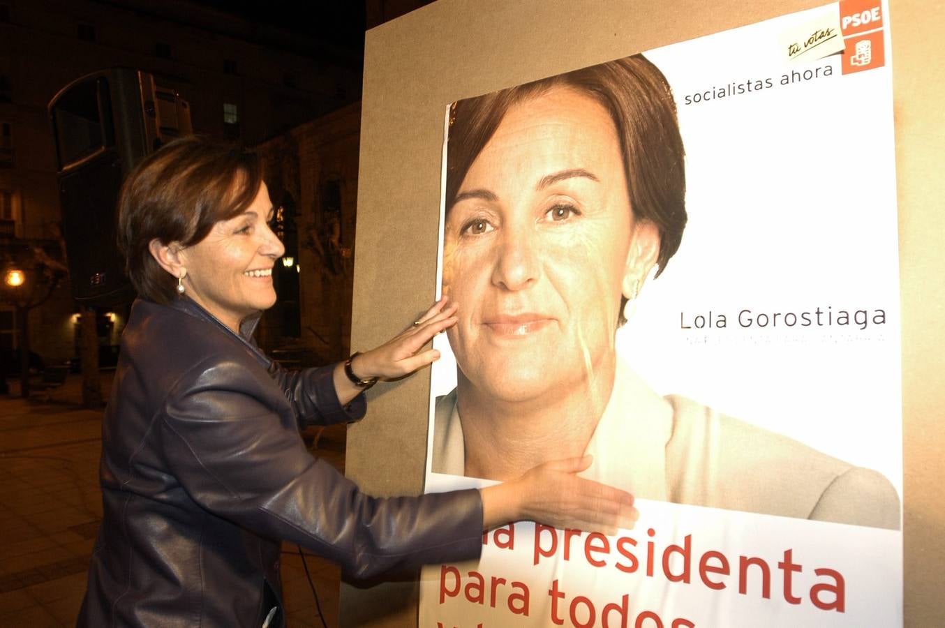 Año 2003. Dolores Gorostiaga, candidata autonómica en aquel año, pegando un cartel con su imagen.