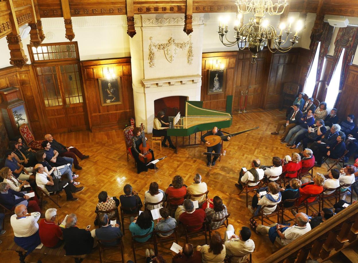 La Bellemont traslada la corte de Versalles a La Magdalena. El ciclo de música de la UIMP se inauguró este martes con un concierto muy especial a cargo de La Bellemont, un cuarteto de referencia en la interpretación de música barroca que ayer tuvo la oportunidad de interpretar piezas de Marin Marais y otros compositores de la Francia del siglo XVIII en un palacio, escenario para el que escribieron la mayor parte de sus composiciones por encargo de Luis XIV para ser interpretadas en Versalles. Durante el recital, los músicos mostraron como eran los acordes de la viola de gamba, un instrumento que tiene la capacidad de hablar, tal y como señaló Sara Ruiz, una de las músicas. :