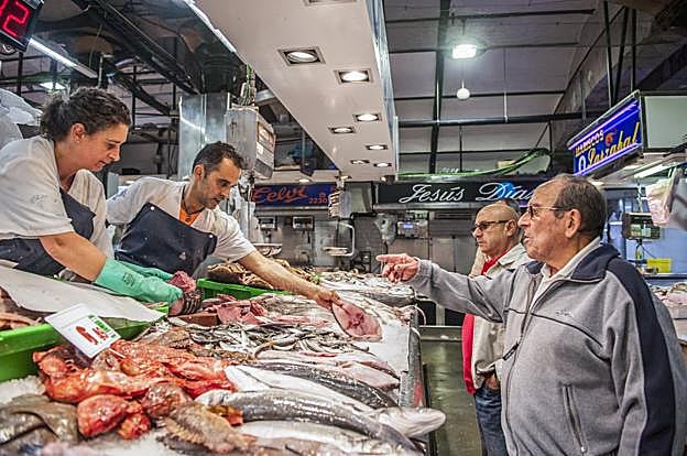Unos clientes solicitan un corte de bonito, ayer, en el Mercado de la Esperanza de Santander. 