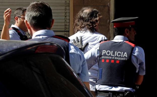 Los Mossos d'Esquadra trasladan al hombre que han detenido por su supuesta relación con la desaparición de su expareja en Terrassa. 