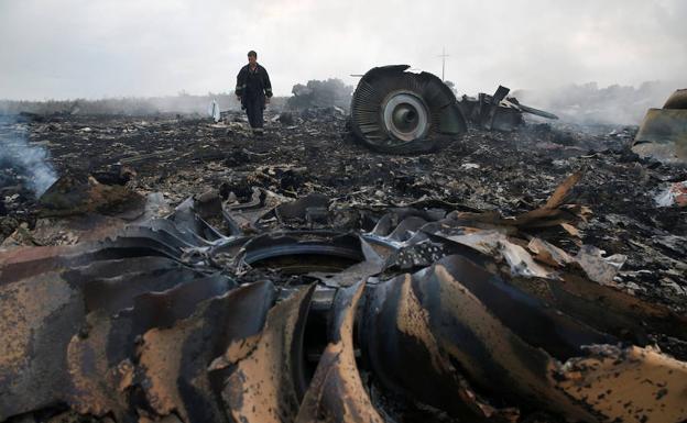 Restos del Boeing 777 de Malaysia Airlines derribado al este de Ucrania por un misik.