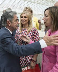 Imagen secundaria 2 - Arriba, foto de familia, abajo Zuloaga junto a Joaquín Gómez y Pedro Hernando. Al lado Revilla saluda a Noelia Cobo y María Sánchez