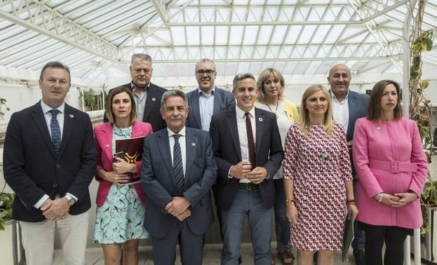 Imagen principal - Arriba, foto de familia, abajo Zuloaga junto a Joaquín Gómez y Pedro Hernando. Al lado Revilla saluda a Noelia Cobo y María Sánchez